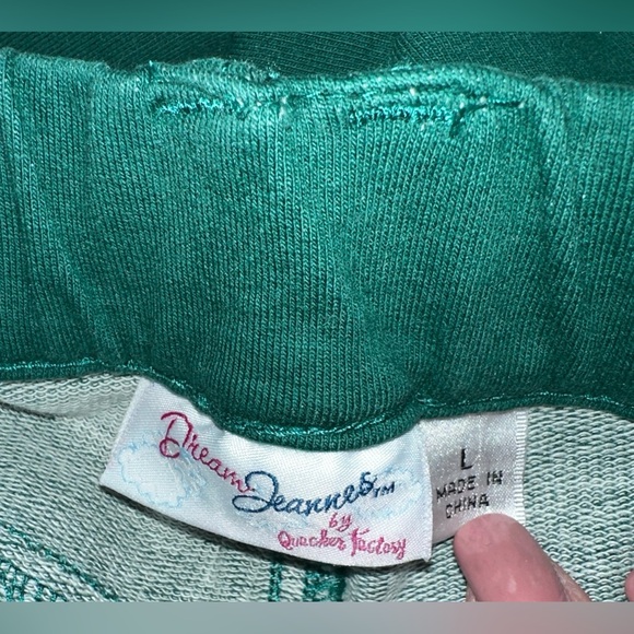 NWT SZ L Quacker Factory Regular DreamJeannes Winter Motif Pants GREEN HOLLY - Picture 6 of 9